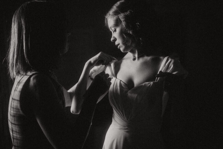 Relaxed wedding day for laid-back brides